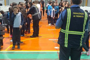 Foto - Educação para o trânsito - Parceria entre a EPTV e o 18º Batalhão de Polícia Militar realiza palestra sobre segurança no trânsito aos alunos do 5º ao 9º ano da Escola Adventista.