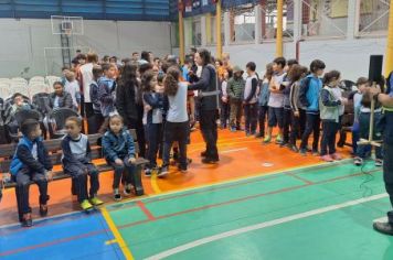 Foto - Educação para o trânsito - Parceria entre a EPTV e o 18º Batalhão de Polícia Militar realiza palestra sobre segurança no trânsito aos alunos do 5º ao 9º ano da Escola Adventista.