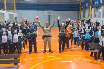 Foto - Educação para o trânsito - Parceria entre a EPTV e o 18º Batalhão de Polícia Militar realiza palestra sobre segurança no trânsito aos alunos do 5º ao 9º ano da Escola Adventista.