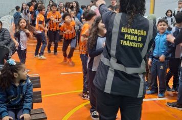 Foto - Educação para o trânsito - Parceria entre a EPTV e o 18º Batalhão de Polícia Militar realiza palestra sobre segurança no trânsito aos alunos do 5º ao 9º ano da Escola Adventista.